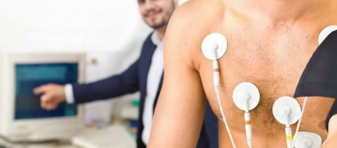 Pessoa realizando exame cardiológico com dispositivo médico no peitoral